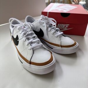Nike Court Legacy (WHITE/BLACK-DESERT OCHRE-GUM LIGHT BROWN) 5Y Lace Up New